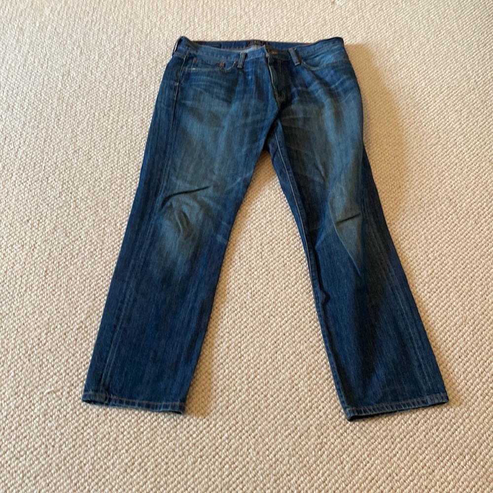 Men straight Lucky Brand blue jeans.